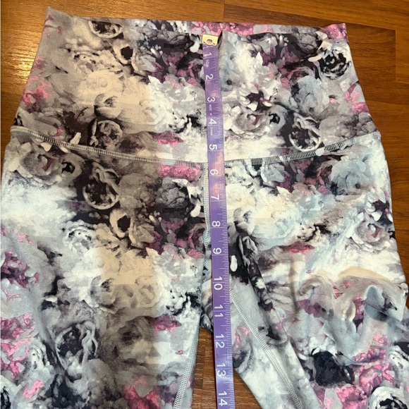 Lululemon Floral Leggings. 4. No size tag. Great condition! - Picture 5 of 10